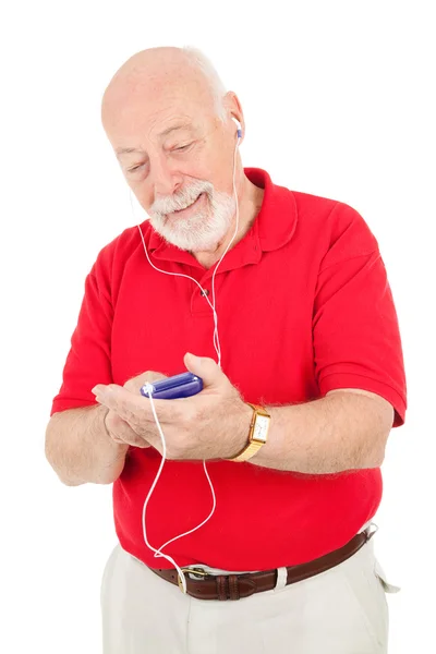 Старший мужчина с помощью MP3-плеера — стоковое фото