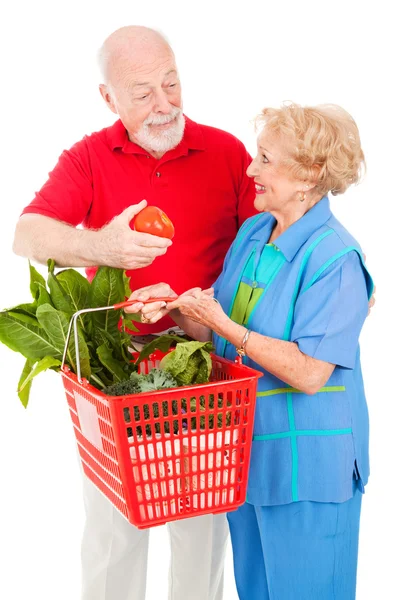 Starszy kupujący - pomidor dla niej — Zdjęcie stockowe
