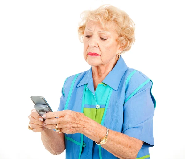 Пожилая женщина, разочарованная текстом — стоковое фото