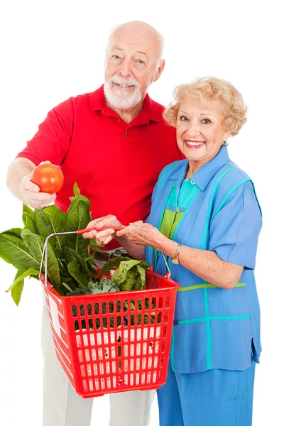 Пенсионеры с органическими продуктами — стоковое фото