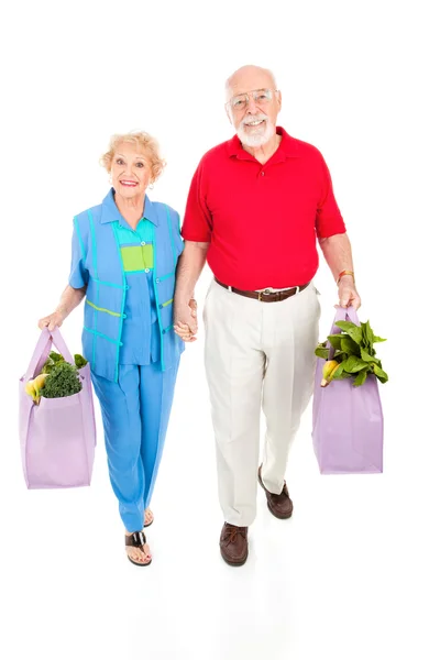 Пенсионеры с многоразовыми пакетами покупок — стоковое фото