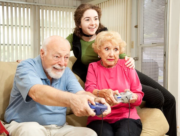 Famille joue à des jeux vidéo — Photo
