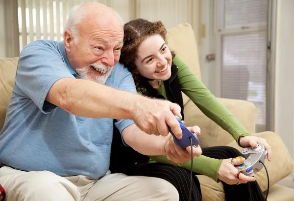 Opa und Teenager spielen Videospiele — Stockfoto