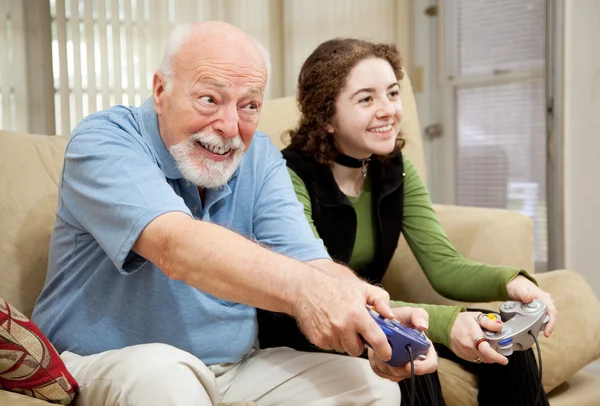 Homme âgé jouant à des jeux vidéo — Photo