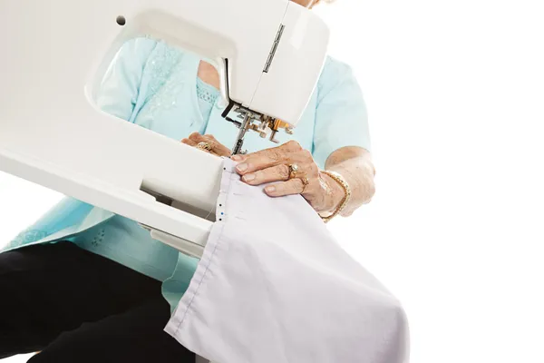 Senior naaien handen — Stockfoto