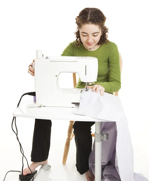 Adolescente utiliza máquina de coser —  Fotos de Stock