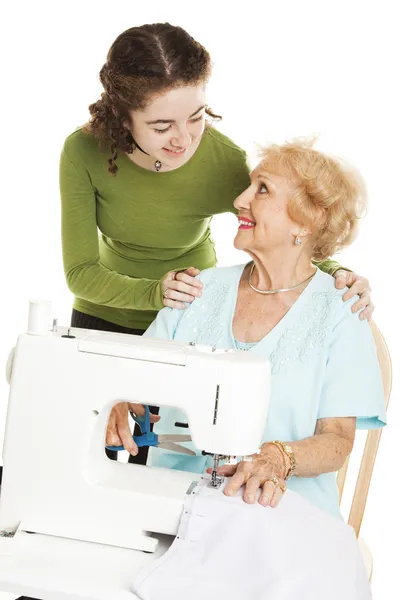 Adolescente relojes abuela coser —  Fotos de Stock