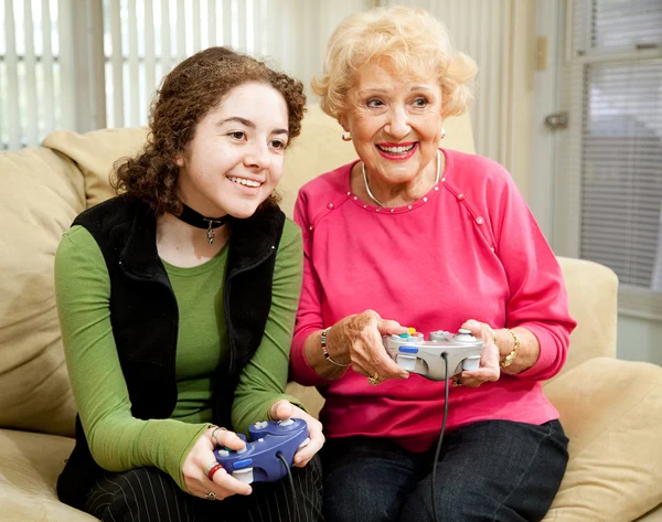 おばあちゃんのビデオ ゲーム楽しい — ストック写真