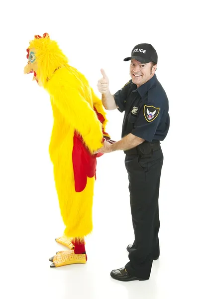 Polis arresteringar kyckling man — Stockfoto