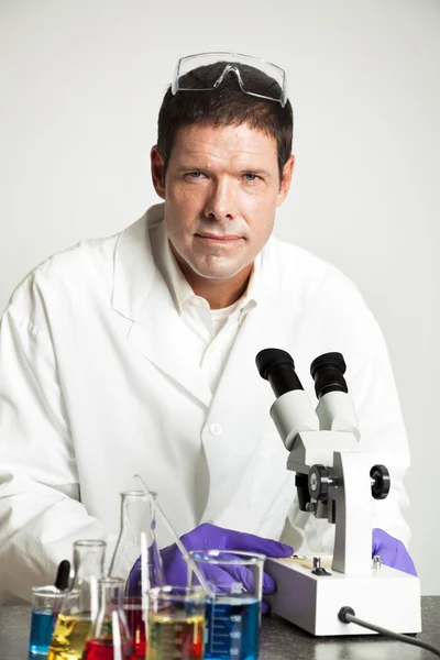 Porträt eines Wissenschaftlers im Labor — Stockfoto