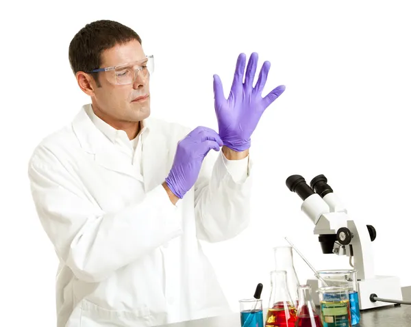Wissenschaftler zieht Handschuhe an — Stockfoto
