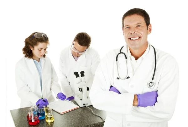 Médico sorridente em laboratório — Fotografia de Stock