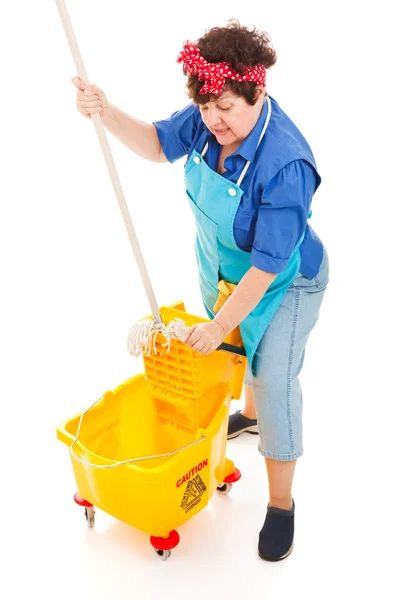 Καθαρίστρια συστρέφει σφουγγαρίστρα — Φωτογραφία Αρχείου