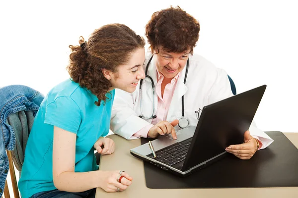 Médico e Paciente no Computador — Fotografia de Stock