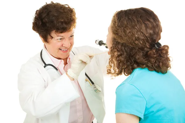 Femme médecin examine fille — Photo