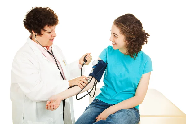 Ginecologista tomando pressão arterial — Fotografia de Stock