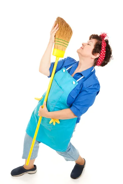 Femme de ménage dansant avec un balai — Photo
