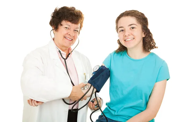 Sorridente medico e adolescente paziente — Foto Stock