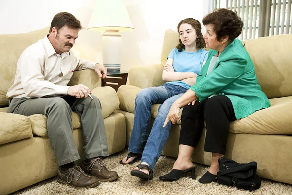 Adolescente imbarazzato da madre — Foto Stock