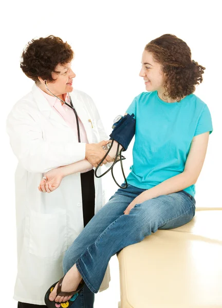 Médico adolescente - Pressão arterial — Fotografia de Stock