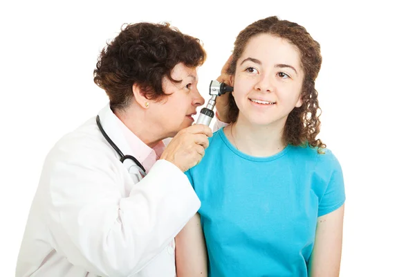Médico adolescente - Verificando orelhas — Fotografia de Stock
