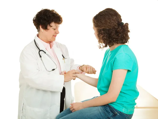 Nastolatka medyczne - puls — Zdjęcie stockowe