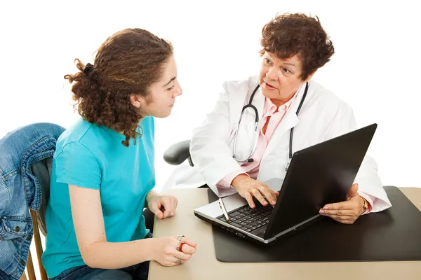 Médico adolescente - Discussão séria — Fotografia de Stock