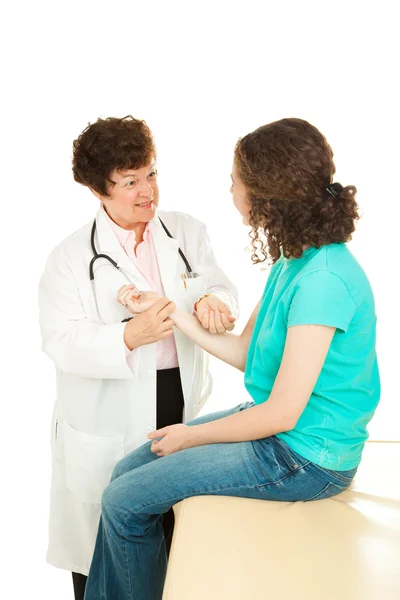 Médico adolescente - Verificando o pulso — Fotografia de Stock