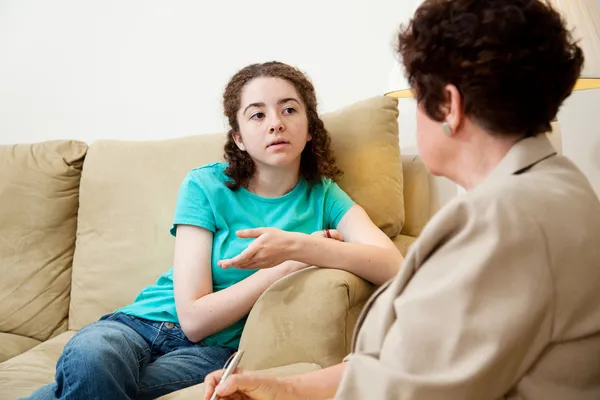 Adolescente falando com conselheiro — Fotografia de Stock