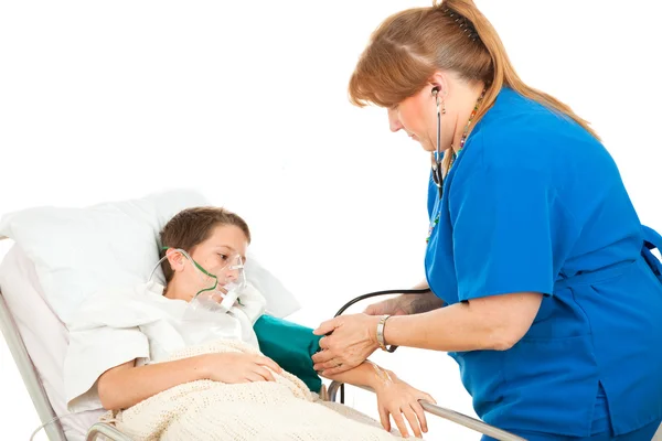Мальчик в больнице - давление крови — стоковое фото