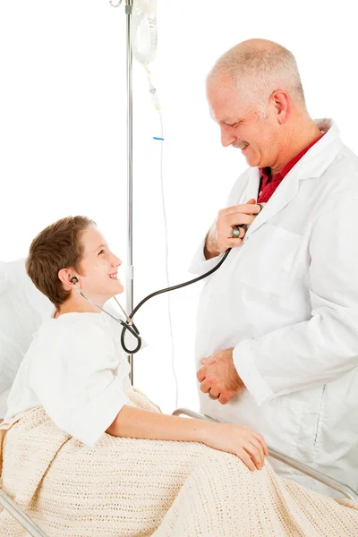 Дружелюбный врач и ребенок — стоковое фото