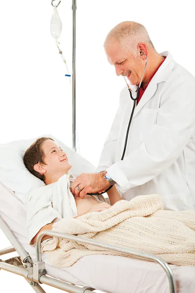 Przyjazny pediatra bada pacjenta — Zdjęcie stockowe
