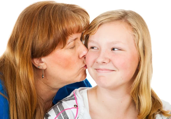 Mamá besos adolescente hija — Foto de Stock