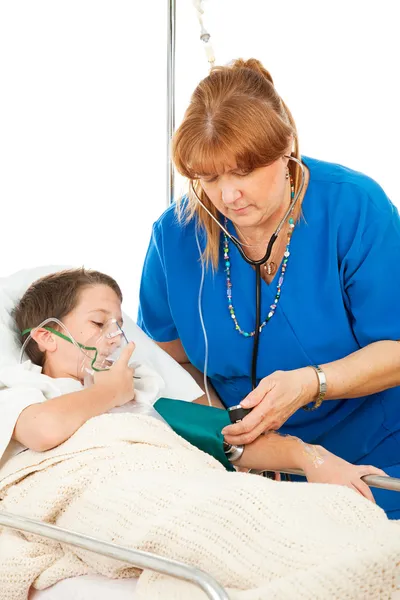 Медсестра заботится о больном ребенке — стоковое фото