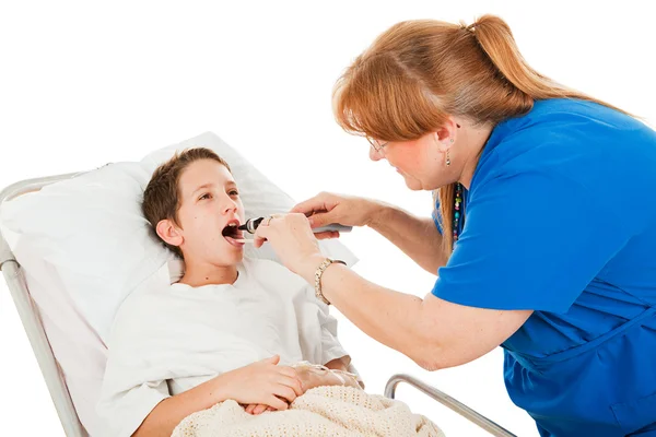 리틀 보가를 검사 하는 간호사 — 스톡 사진