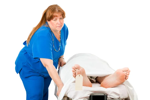 Медсестра перевозит мёртвого пациента — стоковое фото