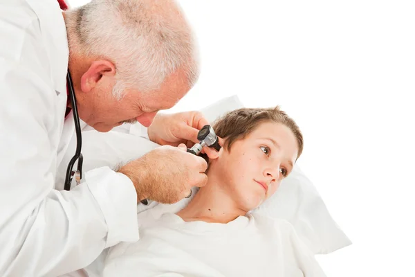 Pediatra - egzamin ucha — Zdjęcie stockowe