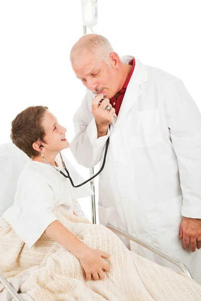 Barnläkare underhåller patienten — Stockfoto