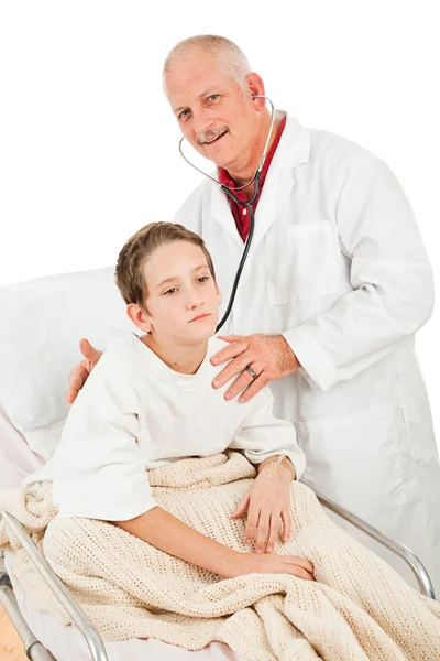 Barnläkare undersöker liten pojke — Stockfoto