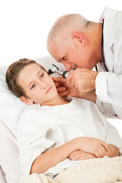 小児科医は、患者を検査します。 — ストック写真