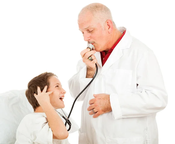 Barnläkare och patienten kul — Stockfoto
