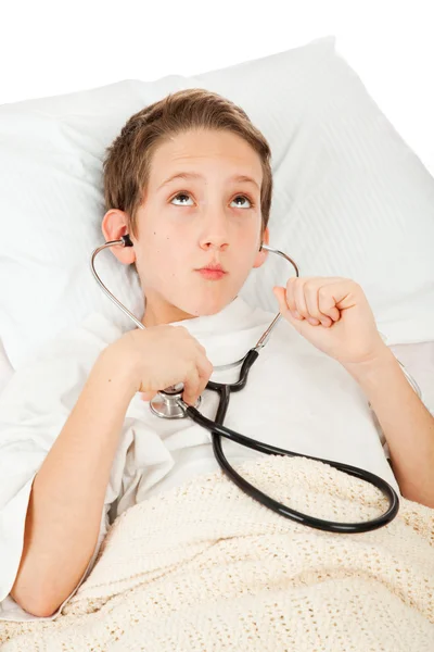 Zieke kinderen luisteren naar hart — Stockfoto