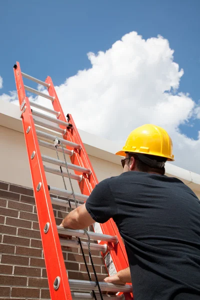 Stavební dělník šplhá žebřík — Stock fotografie