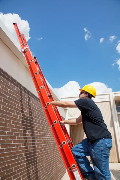 İnşaat işçisi çatıya tırmanır — Stok fotoğraf