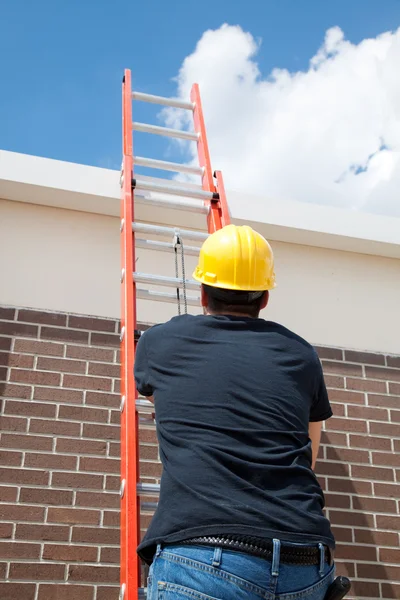 Byggnadsarbetare på stege — Stockfoto
