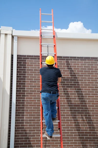 Stavební dělník na žebříku — Stock fotografie