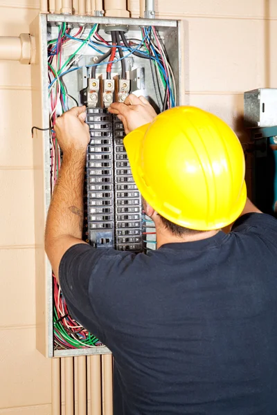 Eletricista substitui disjuntor — Fotografia de Stock