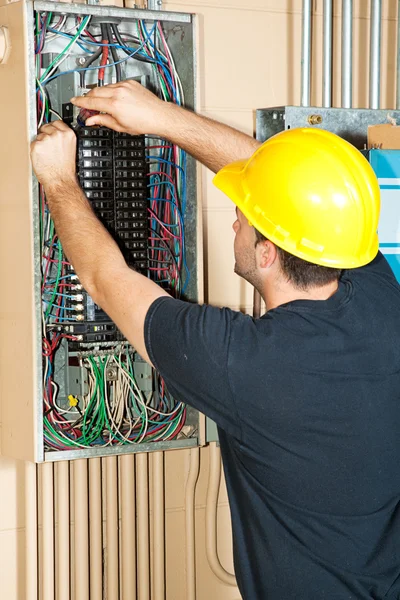 Electricista trabajando en panel eléctrico — Foto de Stock