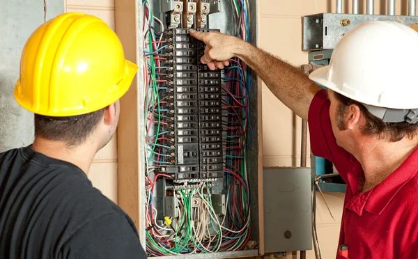 Elettricisti sostituire 20 ampere interruttore — Foto Stock