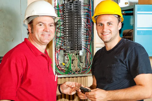 Přátelské elektrikáři v práci — Stock fotografie